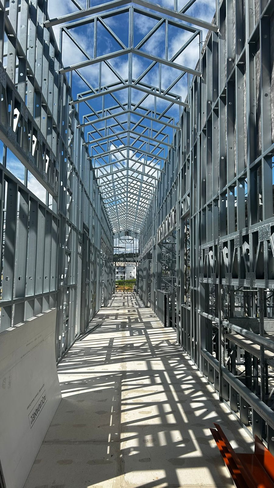 Verticalização de paredes em Light Steel Frame — residência e escola — obra em Light Steel Frame executada pela SteelWorks