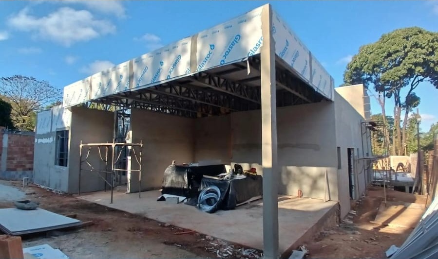 Residência em Light Steel Frame — Fechamento Externo com Glasroc e Basecoat — detalhe 2 da execução em Light Steel Frame