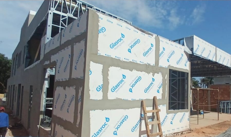 Residência em Light Steel Frame — Fechamento Externo com Glasroc e Basecoat — detalhe 4 da execução em Light Steel Frame